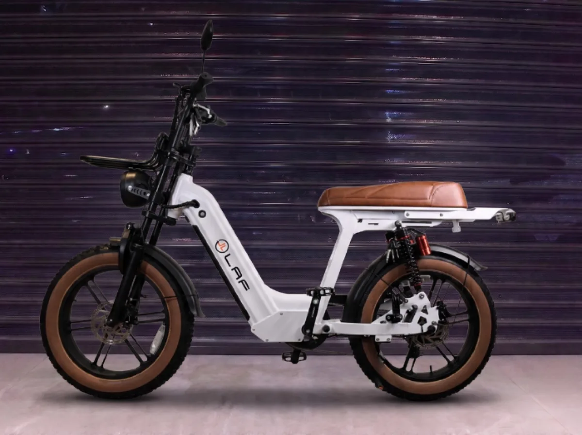 Bicicleta elétrica LAF Comfort Pro branca com banco marrom